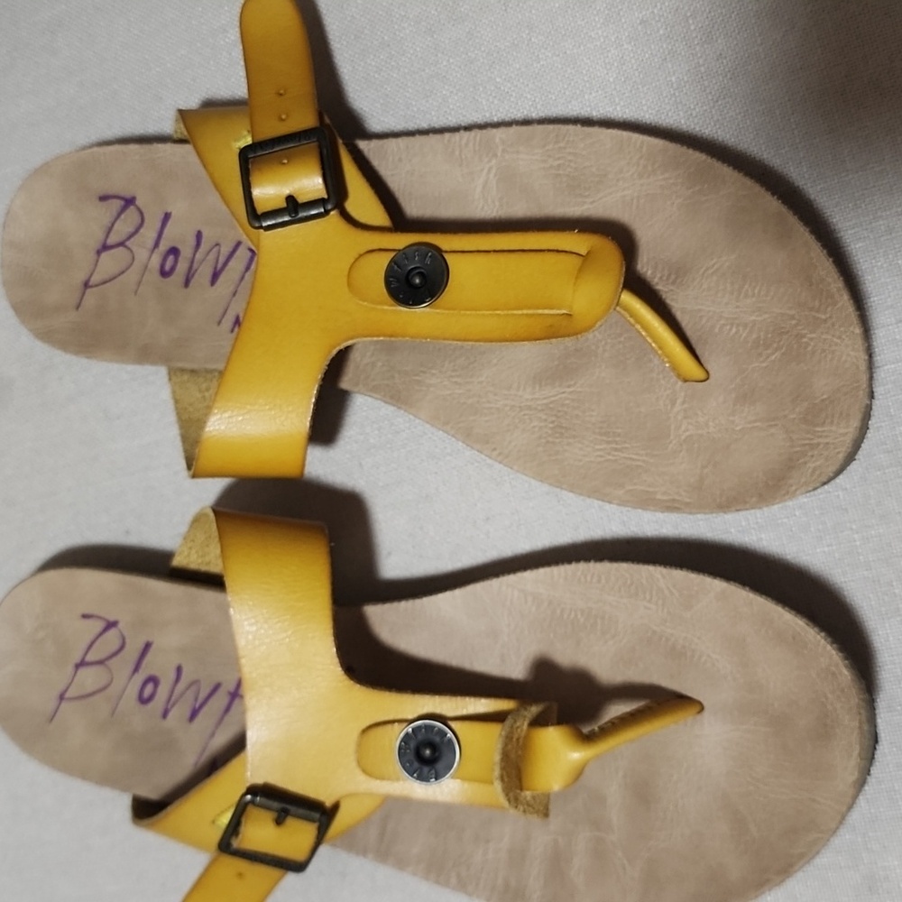 Blowfish Malibu T-strap thong sandal size 9.5